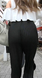 条纹黑裤紧臀妹子