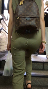 饱满绿裤紧臀妹子