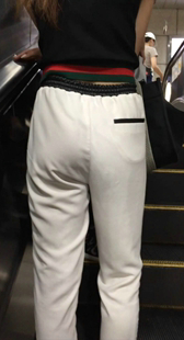 街拍白裤宽大臀妹子