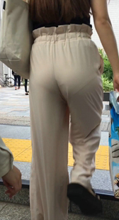 米白裤翘臀透内痕少妇