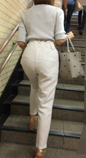 性感白裤紧内痕上楼梯