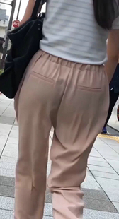 粉裤配黑内痕真是性感