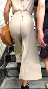 米色布裤翘臀妹子