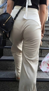 白裤紧内痕妹子上楼梯