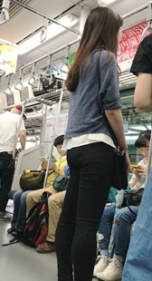 地铁紧身黑裤子妹子