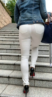 高跟白裤透红内痕少妇