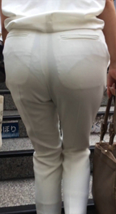 白裤紧臀V内痕少妇上楼梯