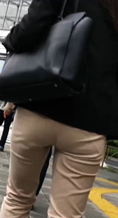 黄裤紧臀少妇街拍