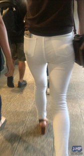 高跟白裤超紧臀妹子