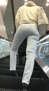 白裤紧臀妹子上电梯