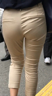 七分黄裤紧臀紧内痕妹子