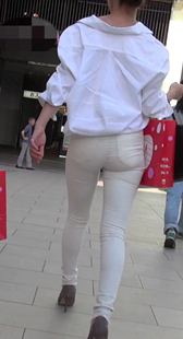 细高跟白裤透内痕小姐姐