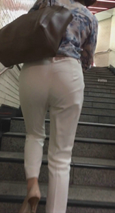 性感白裤紧臀少妇上楼梯