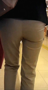 街拍黄裤紧臀小姐姐