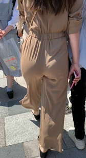 黄裤紧臀很有肉感少妇