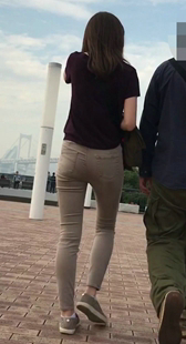 紧身黄裤妹子和男友一起