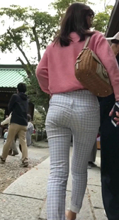 条纹白裤紧翘臀妹子