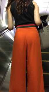 红西裤贴臀长发美女