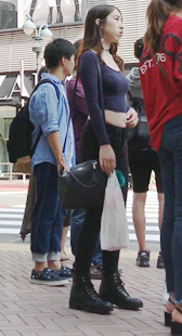 紧身黑色紧身裤女新鲜的白皙裸露