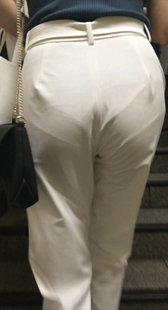 我穿的相当薄的布上的白色裤子要透明