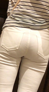 紧身白裤翘臀お姉