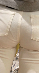 女大学生咬成一口的内裤屁股