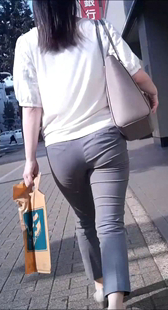 楼梯上一条裤子的线咬进了美丽底部