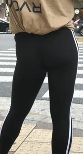 黑紧健美裤包臀少妇