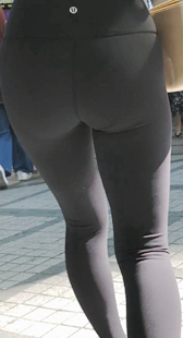 黑色瑜伽翘臀少妇