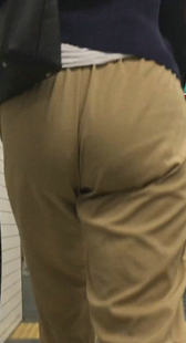 着衣お尻様に激しく密着