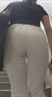 尻の主張が強肉感白裤美女