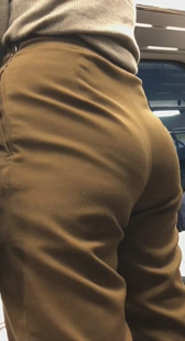 立体感のあるベージュのデカイ尻