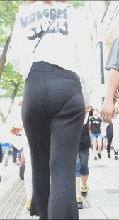 包臀黑裤透内痕妹子