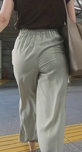 绿裤紧臀小姐姐超会纽