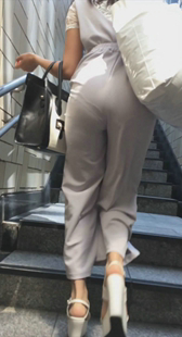 凄い格好で放つ着衣尻