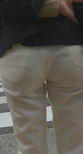 パンティが透けた若妻OL