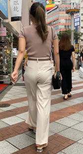 お尻の形を晒歩くお姉さん