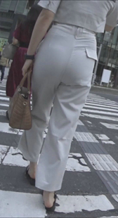 性感白裤紧臀少妇