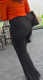 翘臀黑裤紧身美女