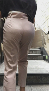 尻肉とレースのフルバックパ女性達