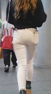 薄手のニムを穿いた金髪