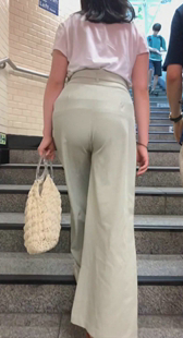 のお尻がエロ小柄な彼女