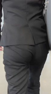 いリクルートスーツ女子