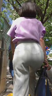 お尻のプを晒す人妻OL