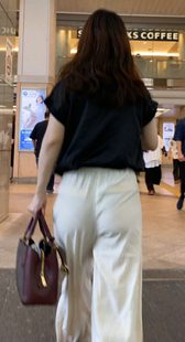 下着が透け白尻