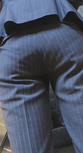 りが良さそうなスーツ美女