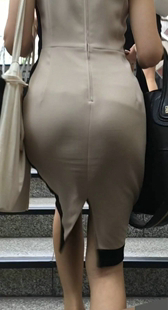 翘臀紧身连衣裙小姐姐