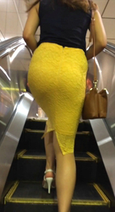 高跟黄裙贴臀妹子真性感