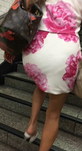 花裙套装高跟翘臀少妇