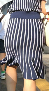 条纹连衣裙包臀妹子